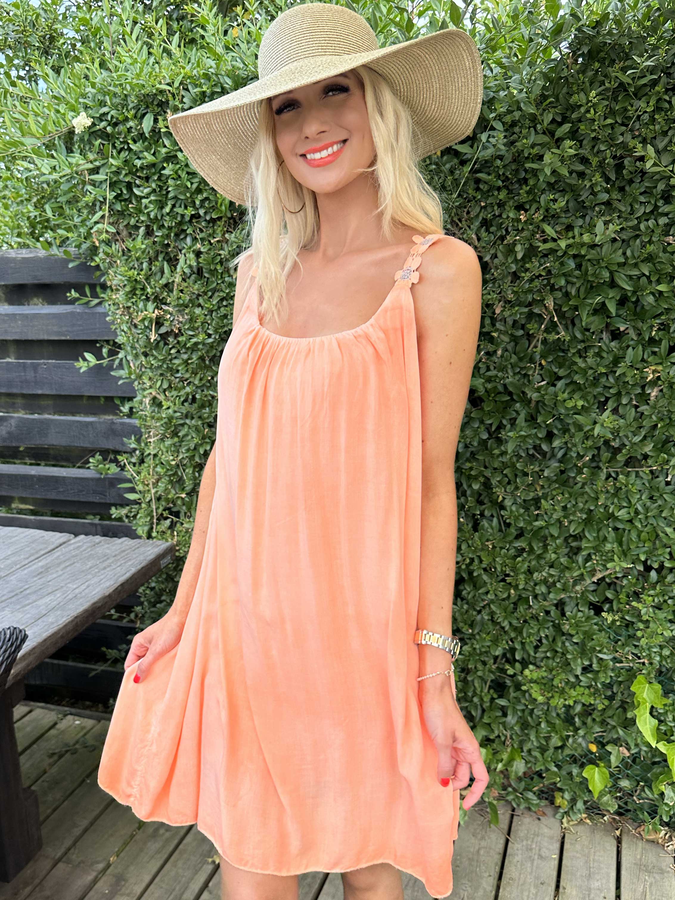 Ane - Söt sommarklänning med broderade axelband